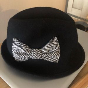 Black hat w/bow.